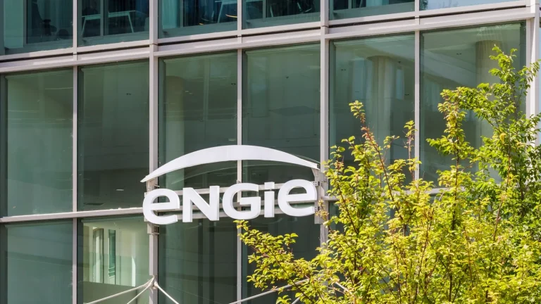 Logotipo de ENGIE en la fachada de un edificio de oficinas