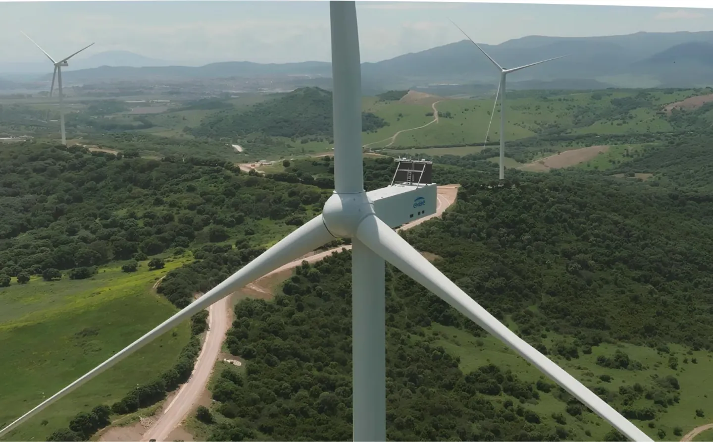Aerogenerador en un paisaje de colinas verdes