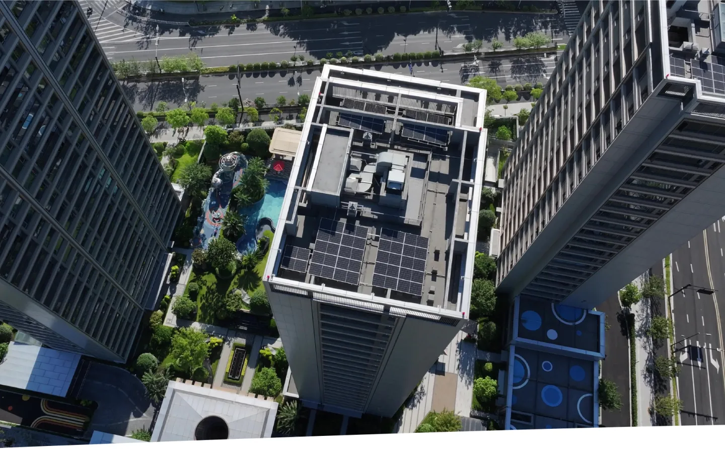 Vista aérea de edificios con placas solares en la azotea