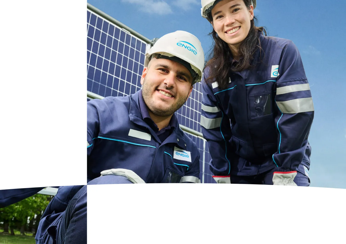 Dos técnicos de ENGIE sonriendo junto a paneles solares